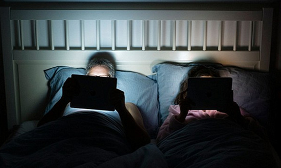 Sử dụng máy tính vào buổi tối gây khó ngủ ở người trẻ tuổi